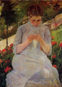 Mary Cassatt œuvres - Jeune femme cousant dans un jardin mères des enfants Mary Cassatt